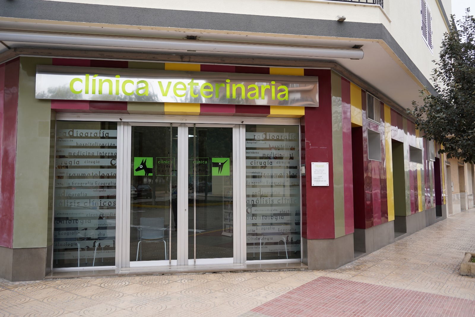 Exterior de la clínica veterinaria moderna en Alberic, Valencia